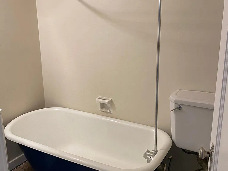 Claw bath tub.