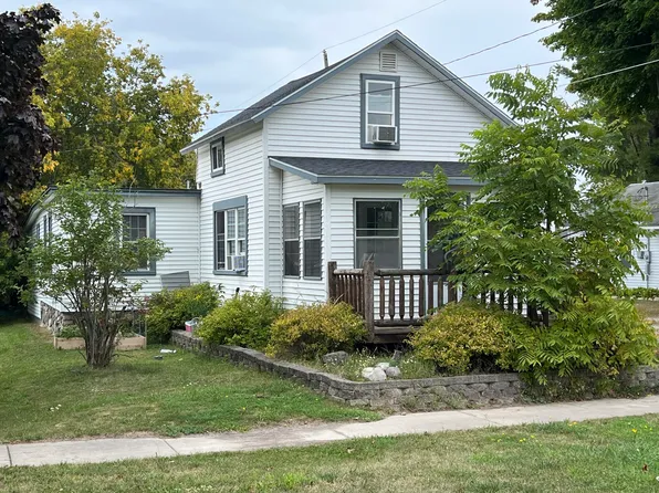 611 3rd St, Cheboygan, MI 49721