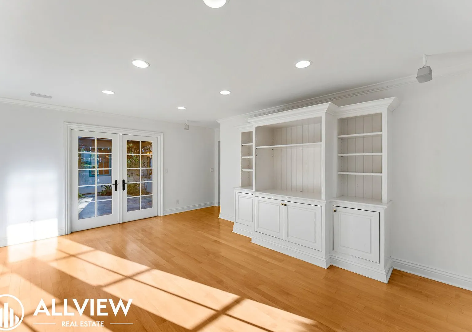 Spacious 3-Bedroom Lido Residence with Rooftop Deck | Moments from the Harbor — Photo 4