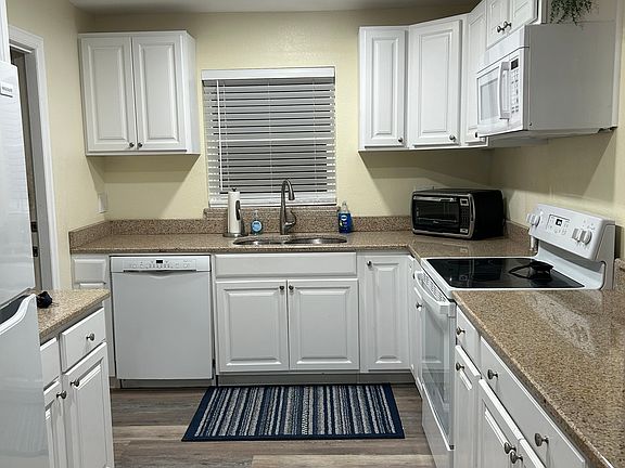 5th image of 845 Larkview St