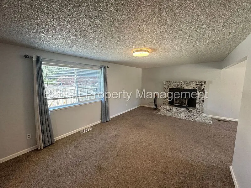 3 bed, 2.0 bath, 1800 sqft, $2,578 — Photo 3