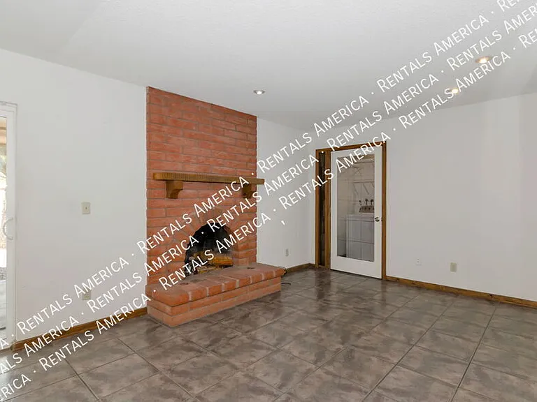 7868 N Soledad Ave — Photo 10