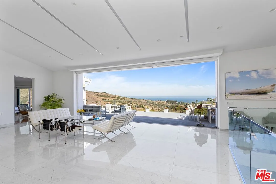 5 bed, 4.5 bath, 4300 sqft, $22,000 — Photo 4