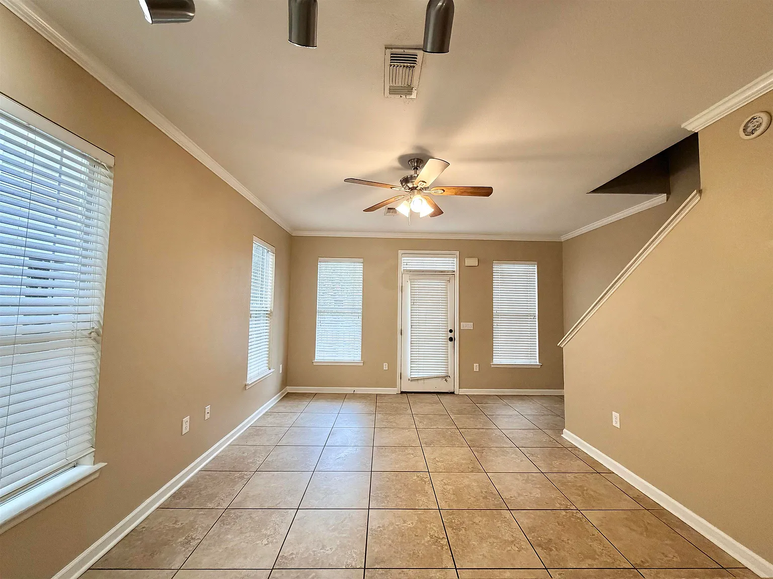3 bed, 1353 sqft, $1,450 — Photo 4