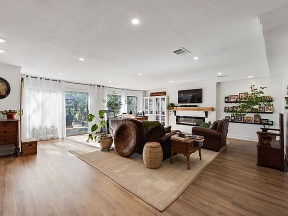 4th image of 2216 W Lotus Ave