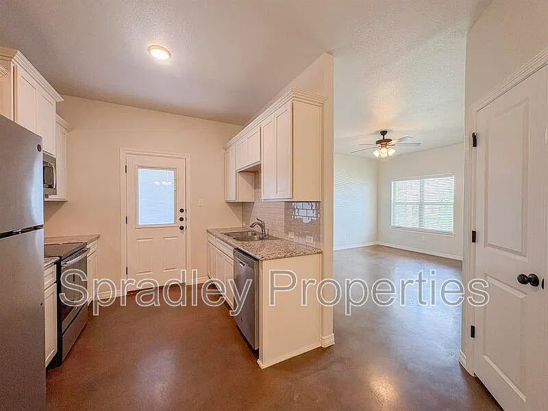 3 bed, 2.0 bath, 1332 sqft, $1,395 — Photo 3