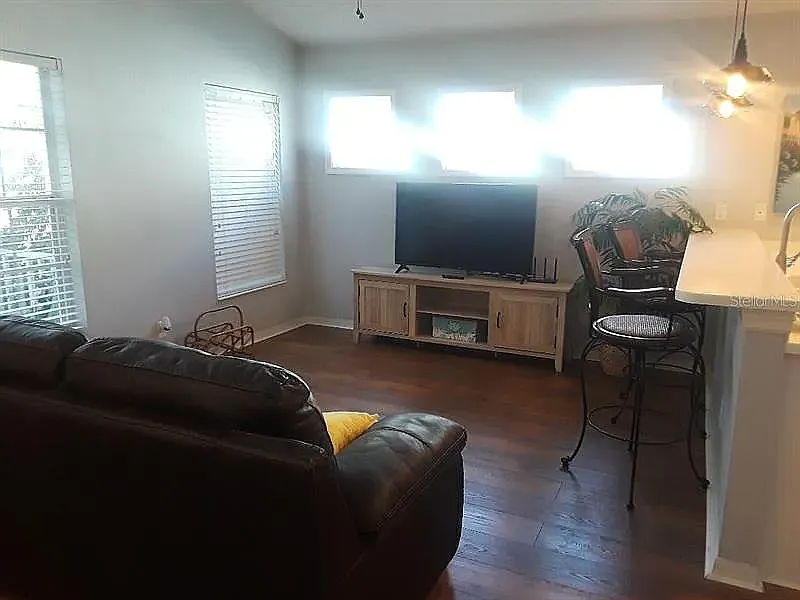 2 bed, 980 sqft, $2,400 — Photo 3