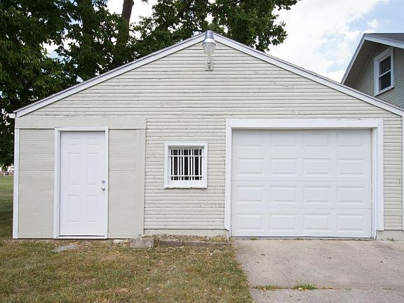 3rd image of 2005 Bickmore Ave