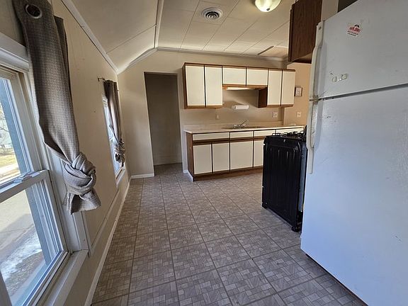 4th image of 586 Bowen St #586