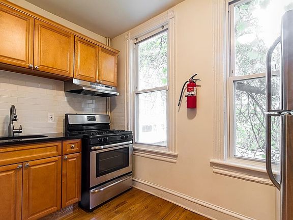 5th image of 254 Van Horne St