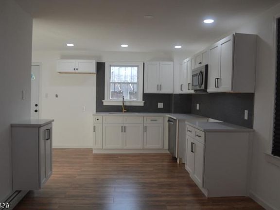 3rd image of 932 Chancellor Ave