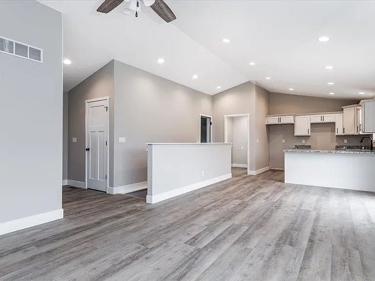 405 N Blake Ave — Photo 3