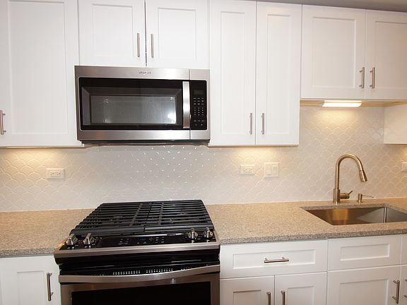 4th image of 1308 N La Salle Dr APT 3