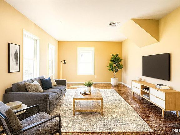 4th image of 153 Walnut St