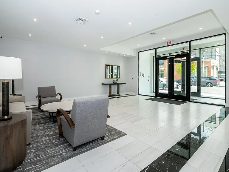 Luxury Living in Larchmont — Photo 6