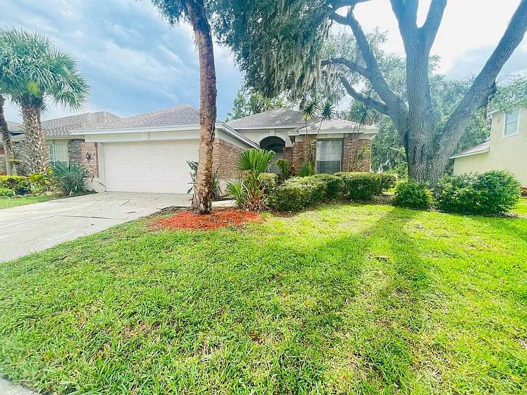 1738 Golfview Dr — Photo 1