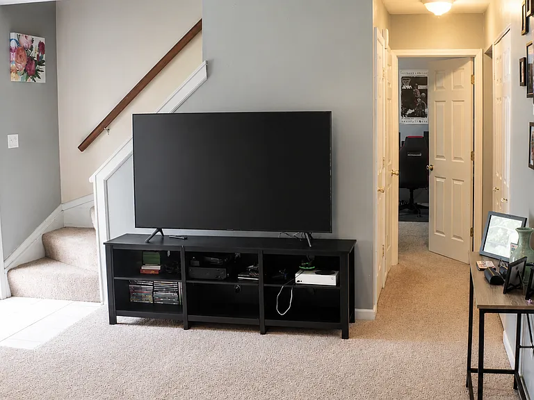 2559 Grosvenor Dr — Photo 3