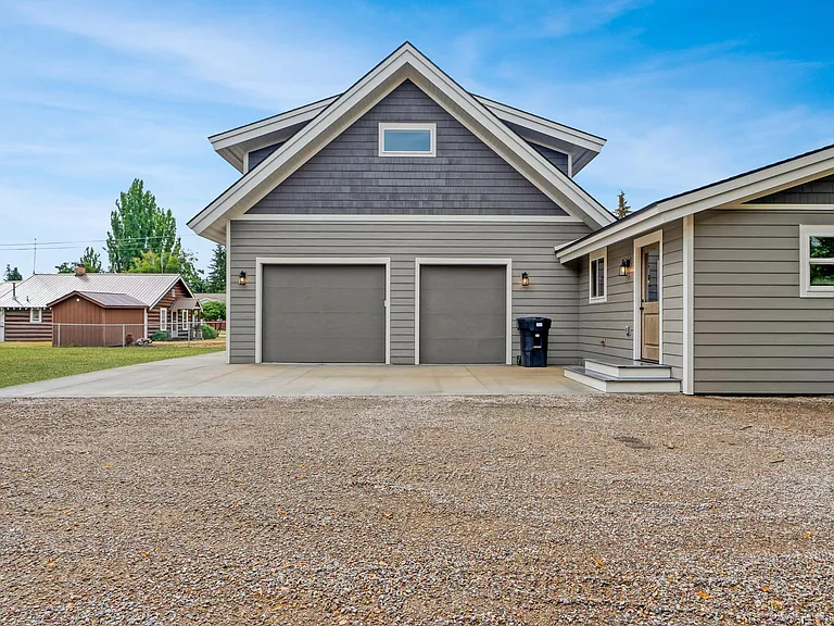 1 1/2 garage & ample parking