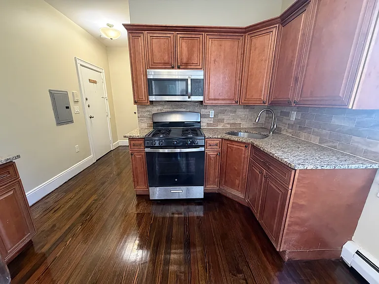 150 W 20th St #2 — Photo 2