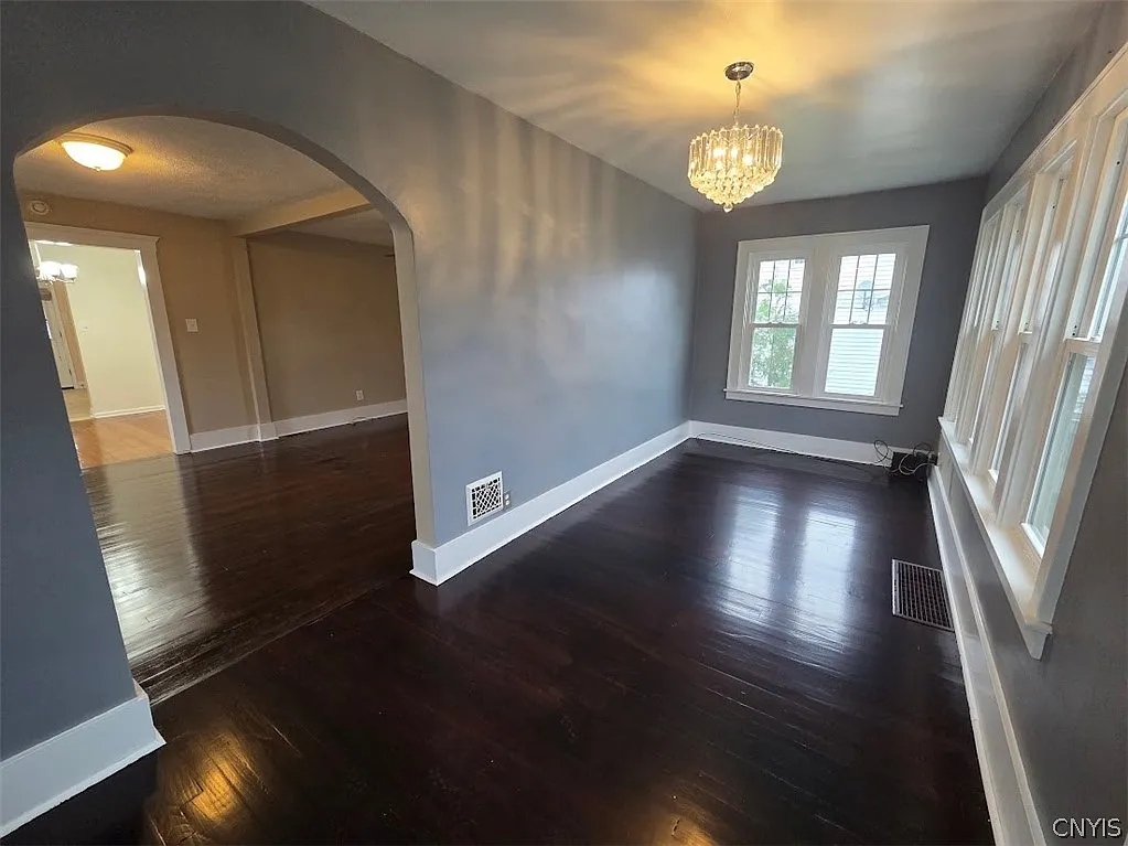 3 bed, 1.0 bath, 1200 sqft, $2,000 — Photo 3