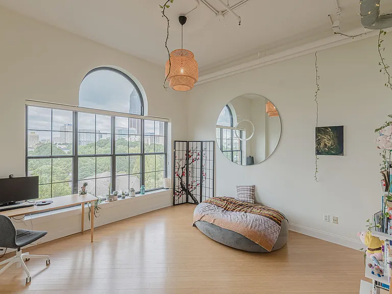 Second (open) bedroom/office space