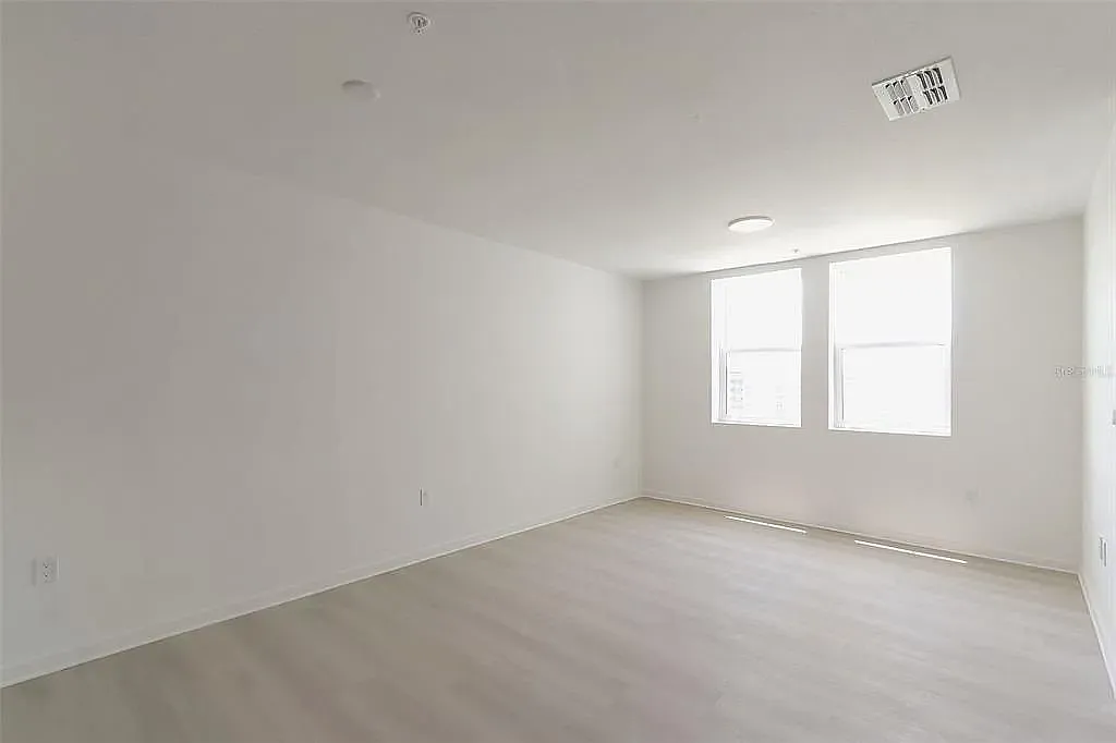 2 bed, 1050 sqft, $1,900 — Photo 2