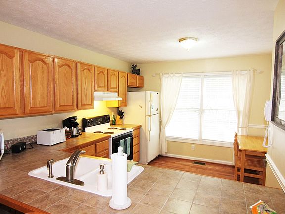2nd image of 125 Lakeview Terr Priv Dr #125