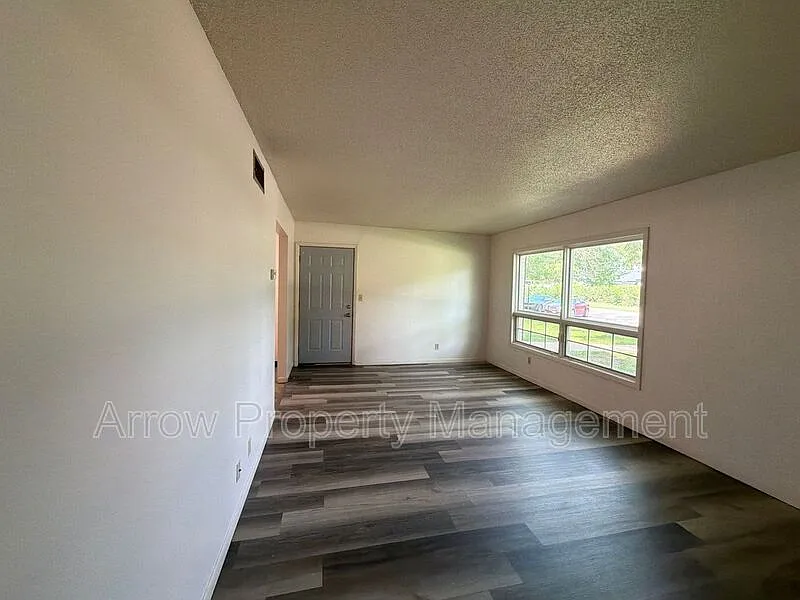 2 bed, 1.0 bath, 864 sqft, $875 — Photo 2