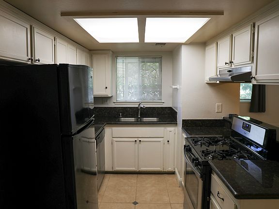 5th image of 1446 Elm St