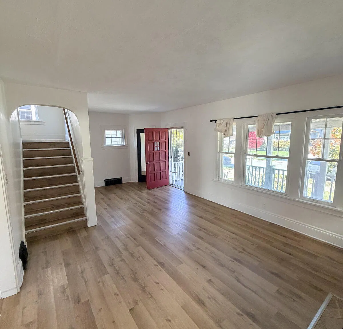Make This Lakewood Single-Family Colonial Your Next Home — Photo 4