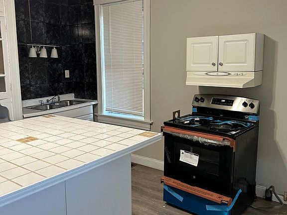 3rd image of 3021 Utah St