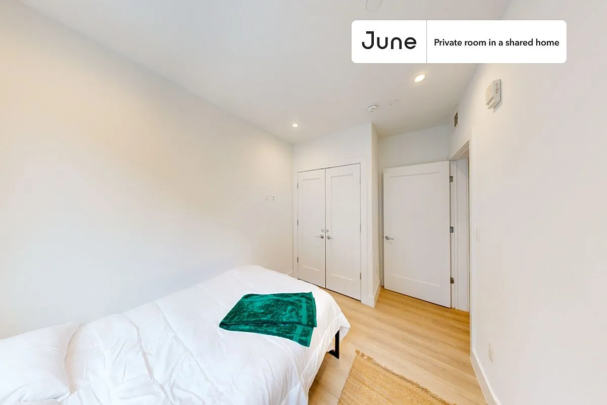 Queen bedroom in 4 bed/2 bath home in Dupont Circle #1902 D — Photo 2