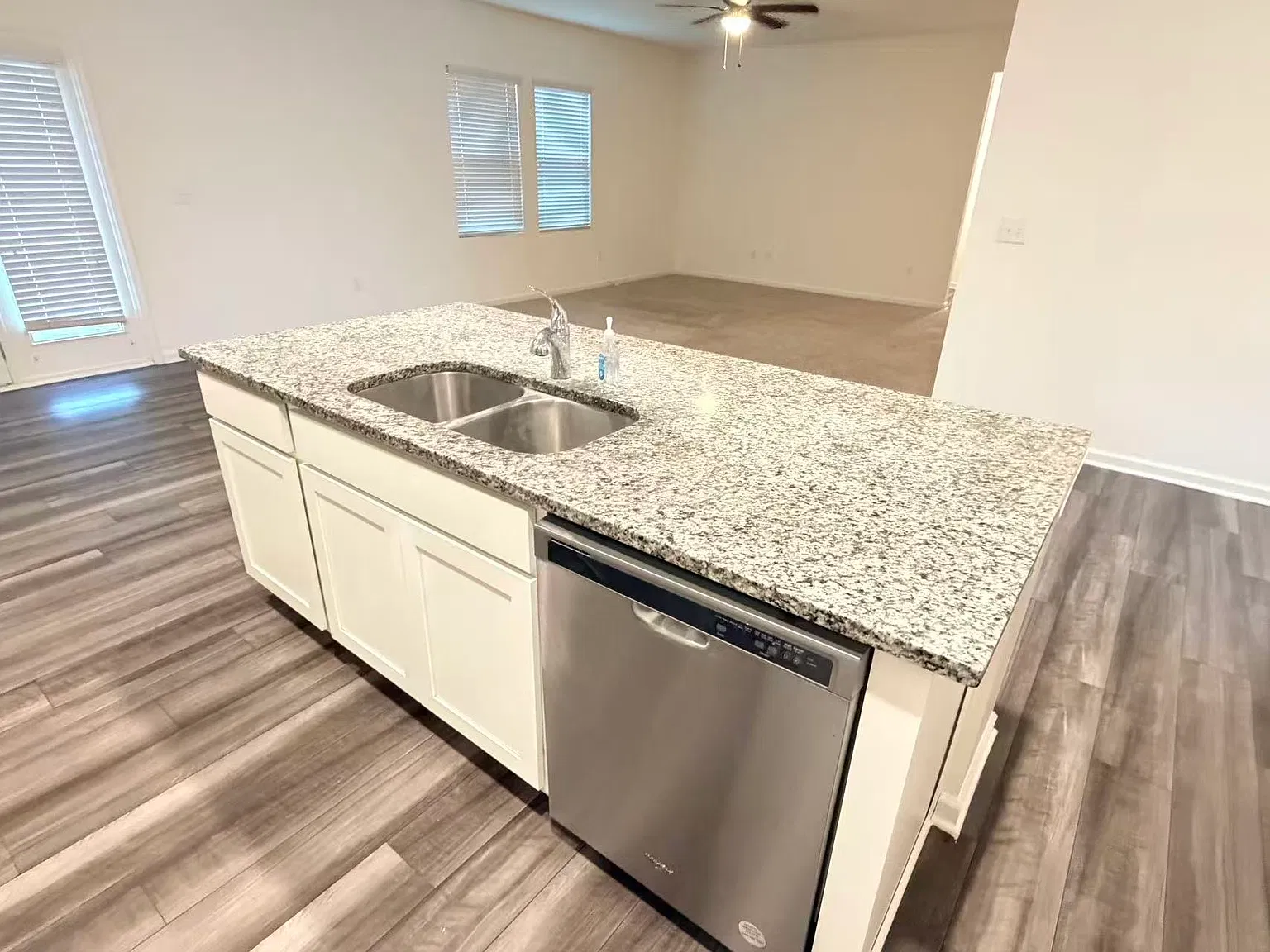4 bed, 2.5 bath, 2500 sqft, $1,950 — Photo 4