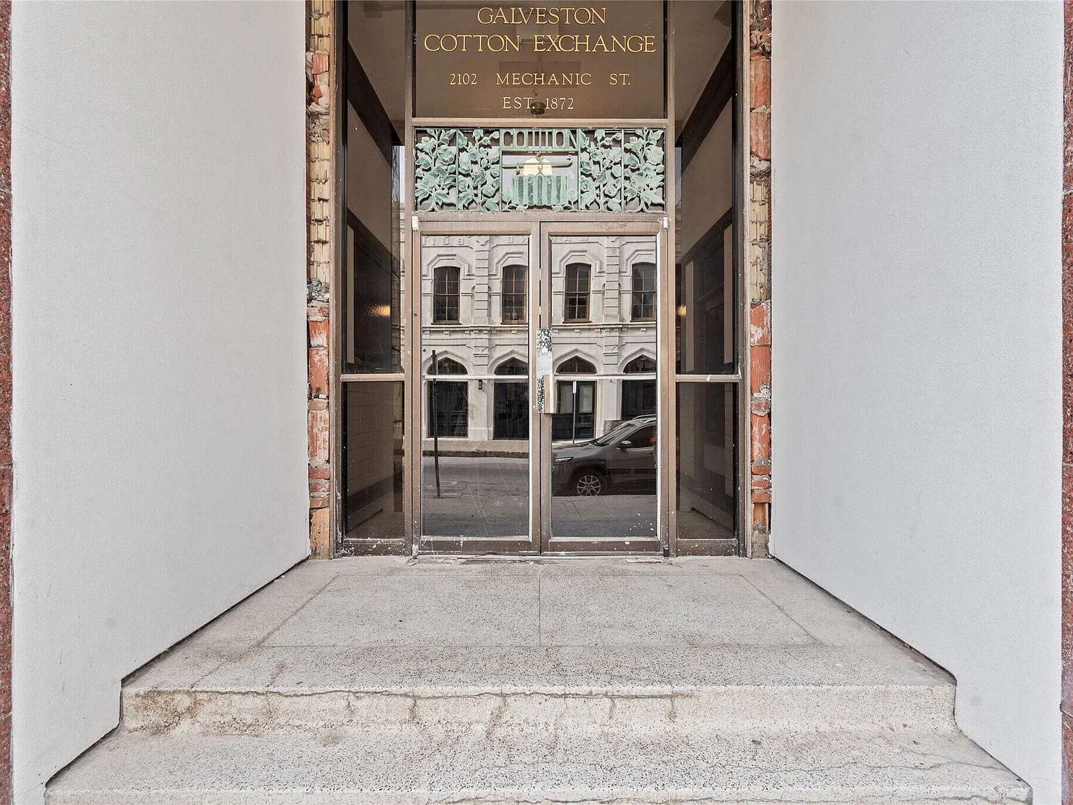 Cotton Exchange — Photo 3