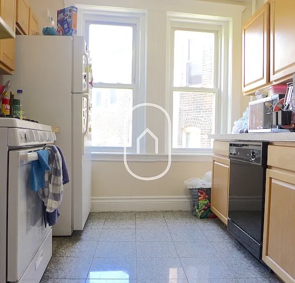 164 Strathmore Rd — Photo 10