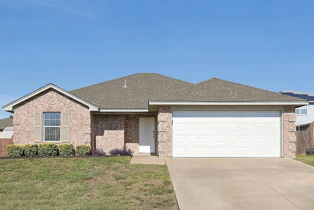 3 bed, 2.0 bath, 1380 sqft, $1,865 — Photo 1