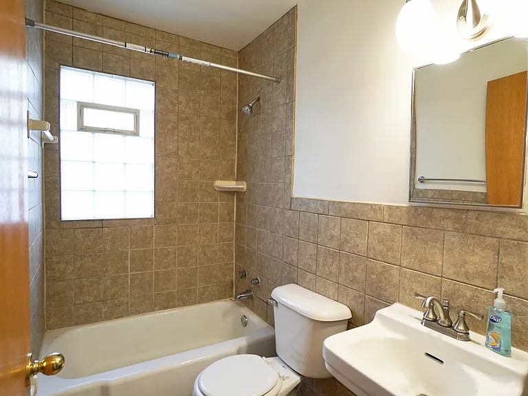 1529 Adrian St — Photo 7