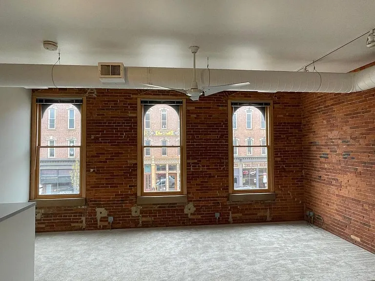146 S Market St #220 — Photo 4