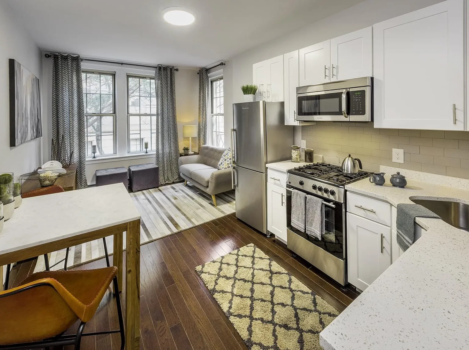 3 bed, 780 sqft, $5,350 — Photo 1