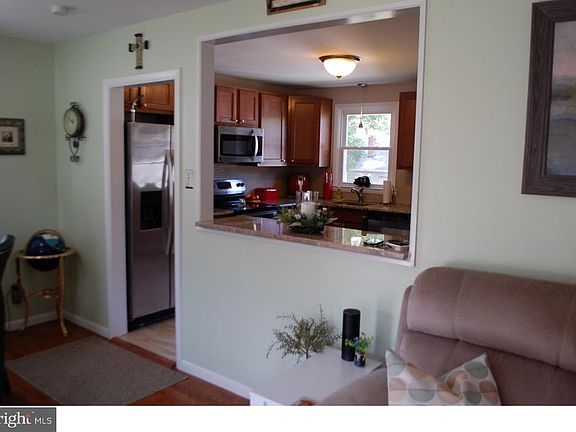 5th image of 313 New York Ave