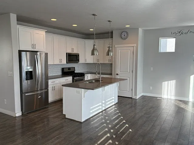 5 bed, 2.5 bath, 3200 sqft, $3,000 — Photo 2