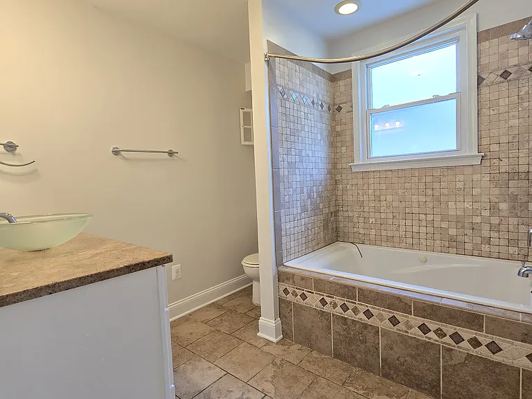 2515 Creighton Ave — Photo 4