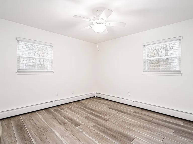 Lindsay Court Apartments — Photo 16