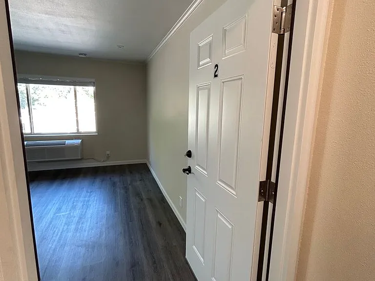 239 NE Lincoln St — Photo 1
