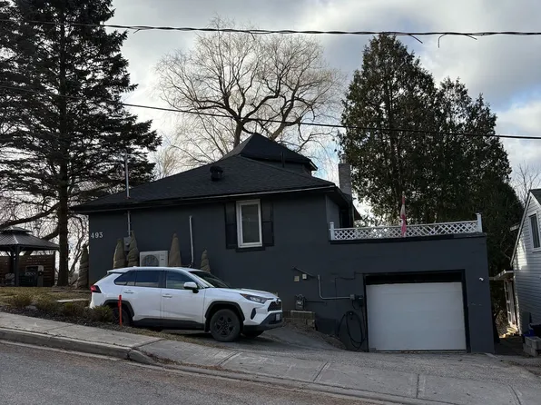 493 College St, Newmarket, ON L3Y 1C5