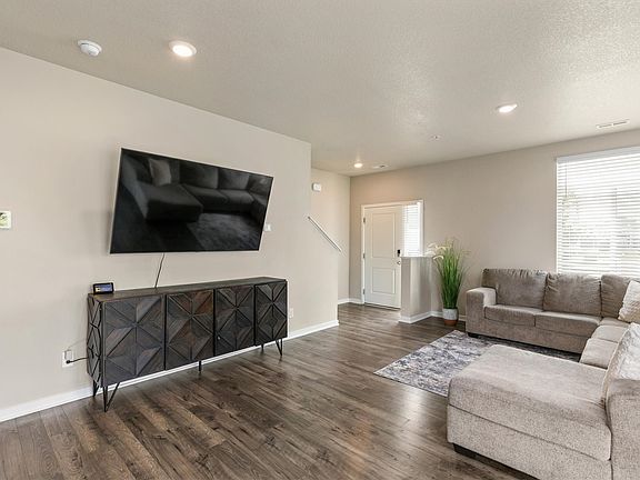 5th image of 831 NE Bowman Dr