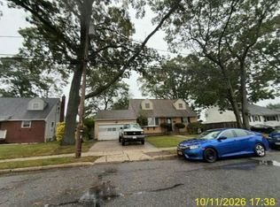 468 N Greene Ave, Lindenhurst, NY 11757