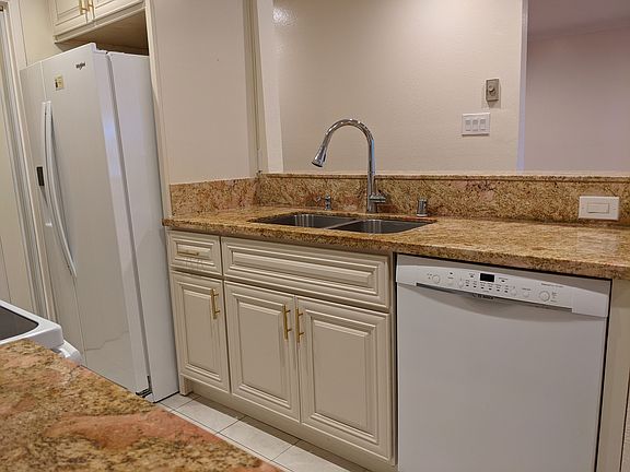 5th image of 207 Boardwalk Ave APT C