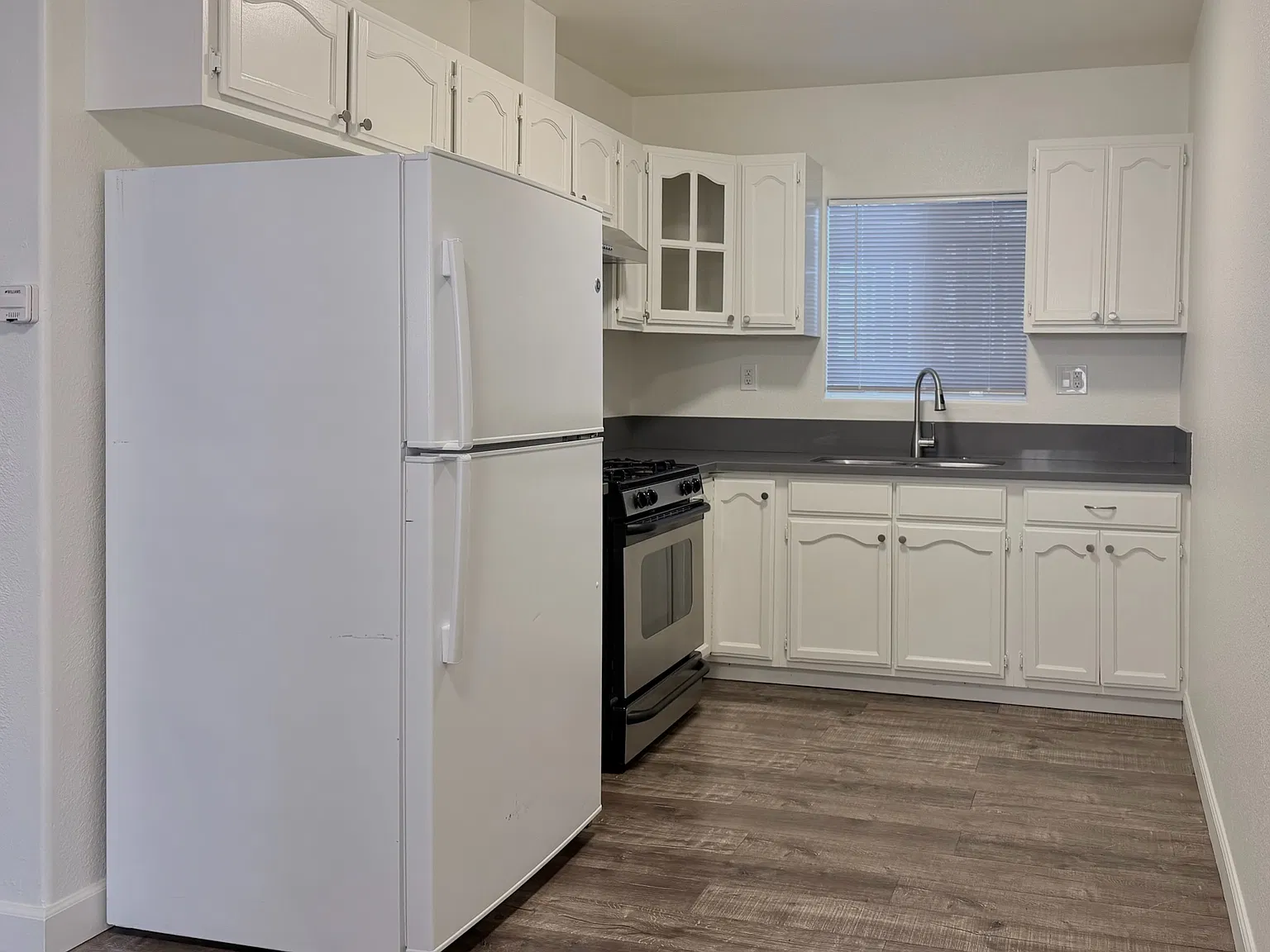 3 bed, 1000 sqft, $3,200 — Photo 2