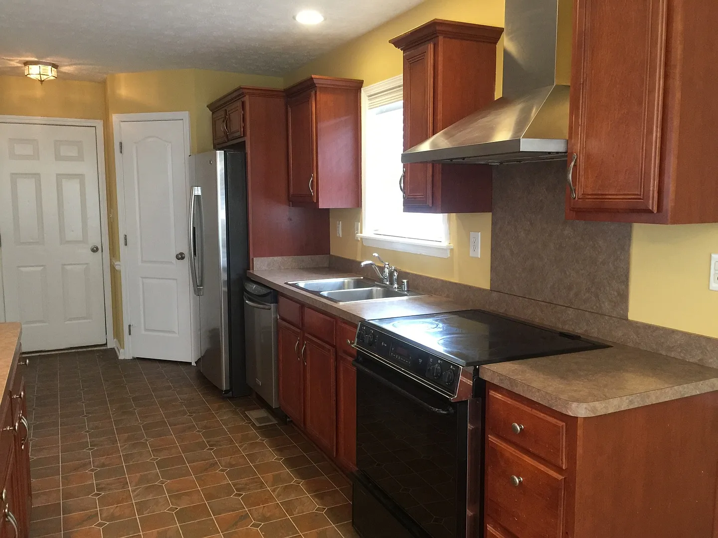 Wonderful 3 bed, 2.5 Bath home with back yard! — Photo 4